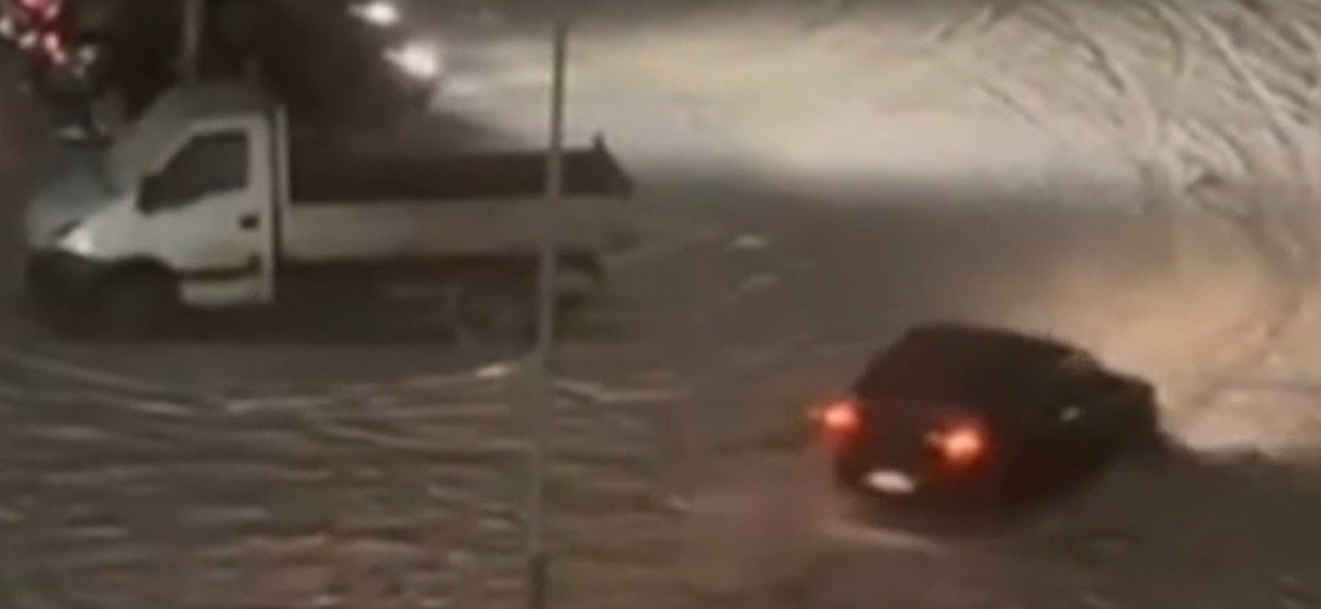 O mașină a intrat într-un TIR, într-o parcare din Buzău, după o serie de drift-uri. Patru tineri au rămas fără permis