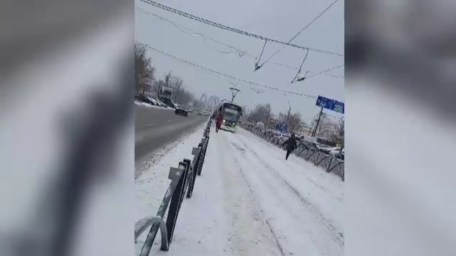 Bilanțul a trei zile de Cod galben de „furie albă” în Capitală: Transportul în comun, blocat de zăpadă și zeci de accidente