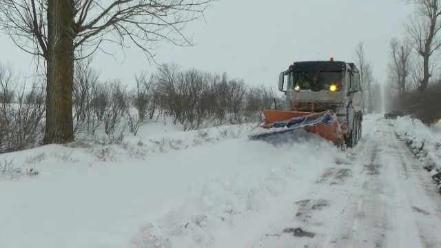 Iarna a pus stăpânire pe întreaga țară. Șoferii, în alertă din cauza zăpezii: „Am mers foarte încet, e foarte nasol drumul”