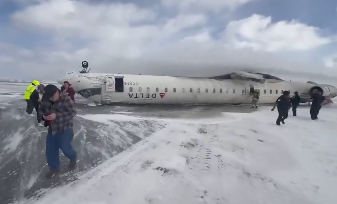 Compania Delta oferă 30.000 de dolari pasagerilor avionului care s-a răsturnat la Toronto