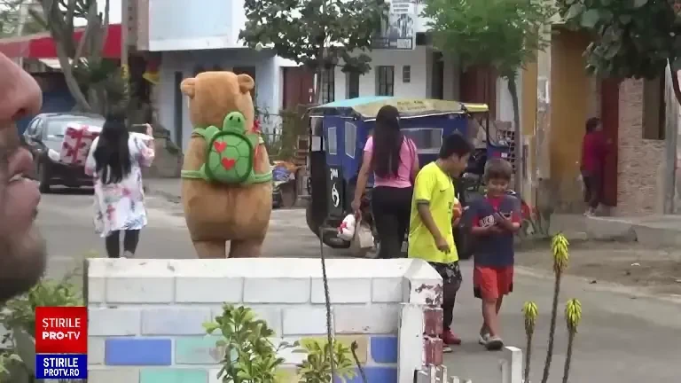 Un polițist din Peru, deghizat într-un capibara uriaș, a arestat un traficant de droguri