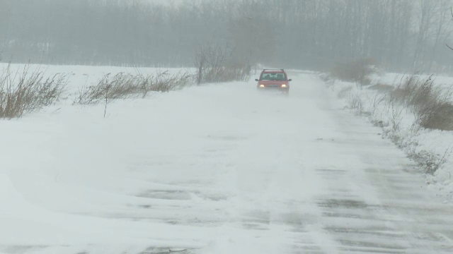 INFOTRAFIC. Cum se circulă în cele 10 județe aflate sub cod galben de ninsori. Autostrăzile sunt acoperite de zăpadă