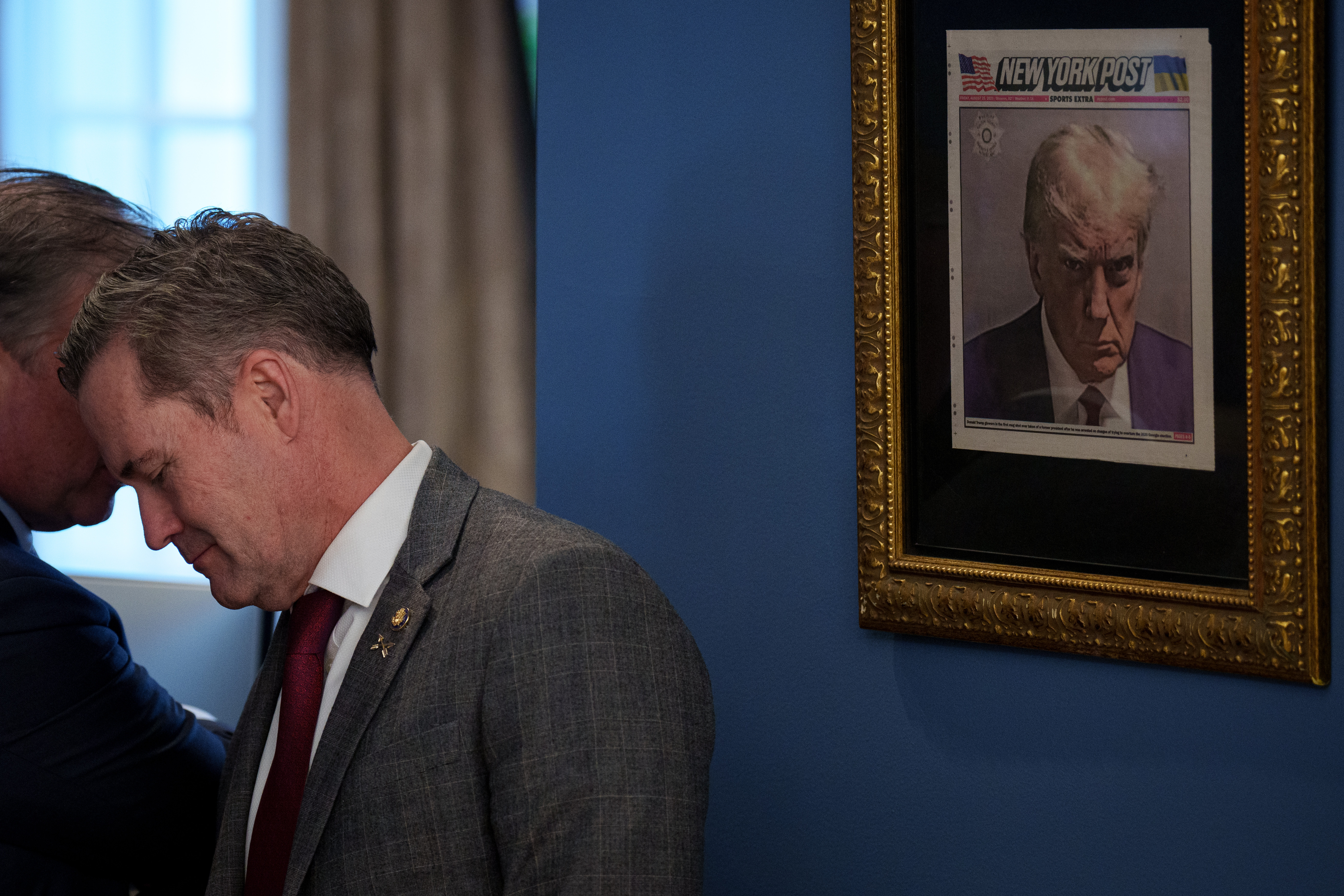 Donald Trump îşi expune celebra fotografie „mug shot” pe un culoar al Casei Albe