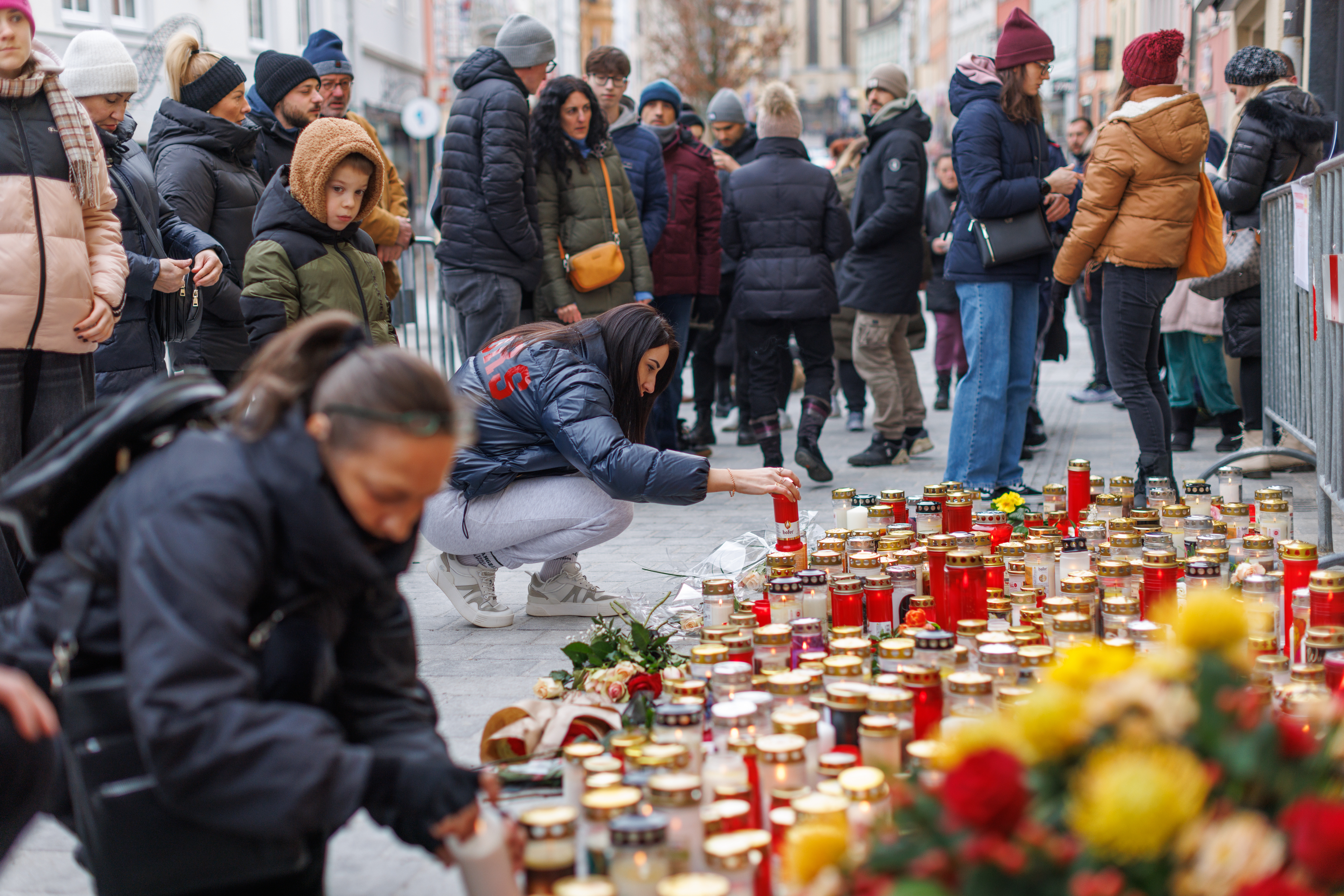 Teroristul sirian din Austria, lovit cu mașina de un martor, livrator sirian. Inițial, oamenii au vrut să-l linșeze pe erou