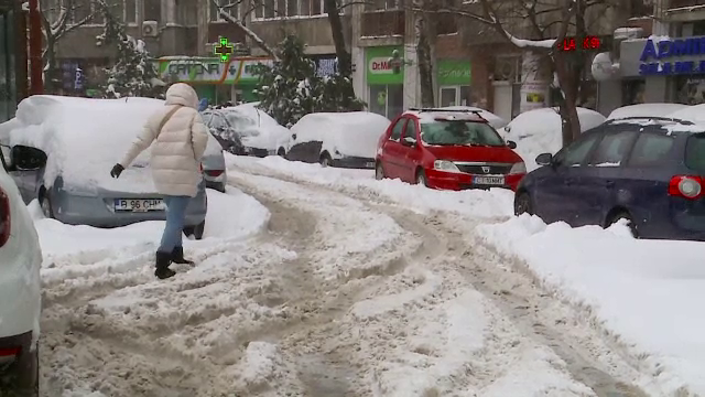 Străzile secundare din București, impracticabile. Amenzile pe care le riscă cei care nu-și deszăpezesc imobilele