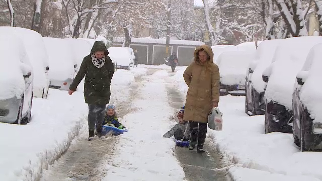 Primăriile nu deszăpezesc, iar oamenii nu dau la lopată. Marile orașe au fost blocate de zăpezi: ”Asta e situația”