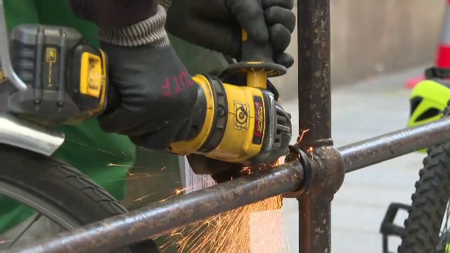 Autoritățile din Paris iau măsuri împotriva închirierilor turistice. Angajații au început să îndepărteze cutiile cu chei