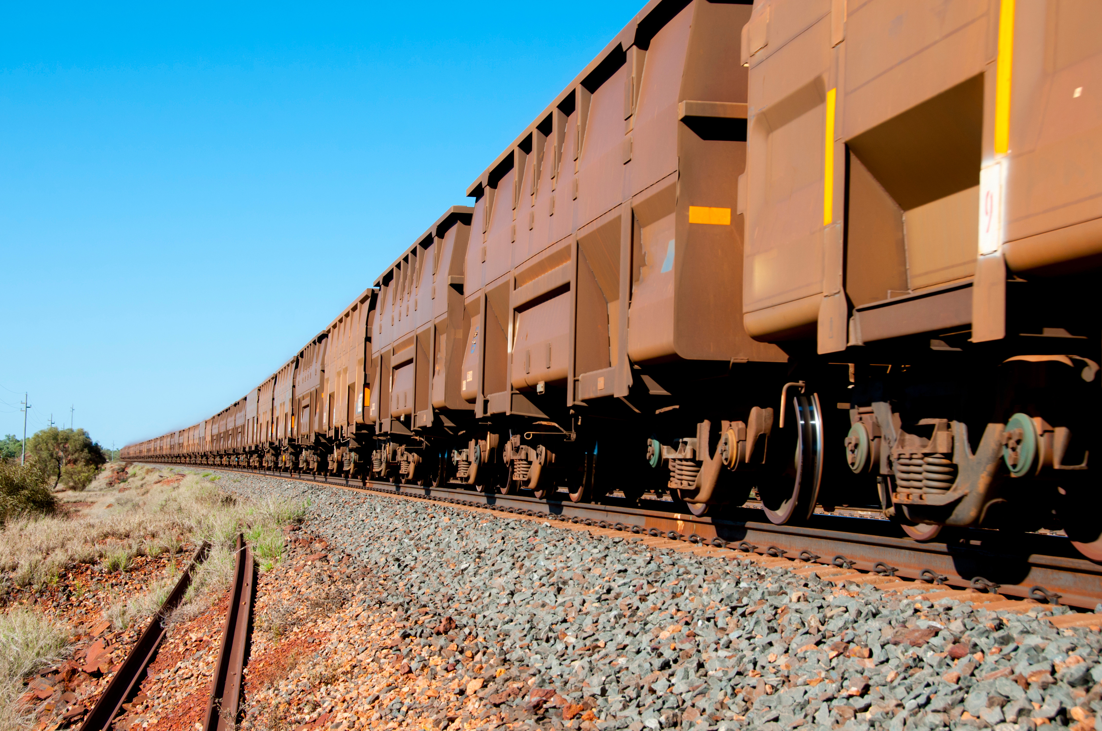 Trafic feroviar oprit în Olt, după ce un tren cu cereale a deraiat. Pasagerii din celelalte trenuri, transportați cu autobuze