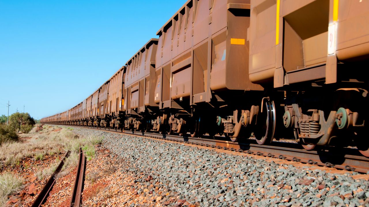 Patru vagoane ale unui tren de marfă au deraiat în Constanța, unul s-a răsturnat