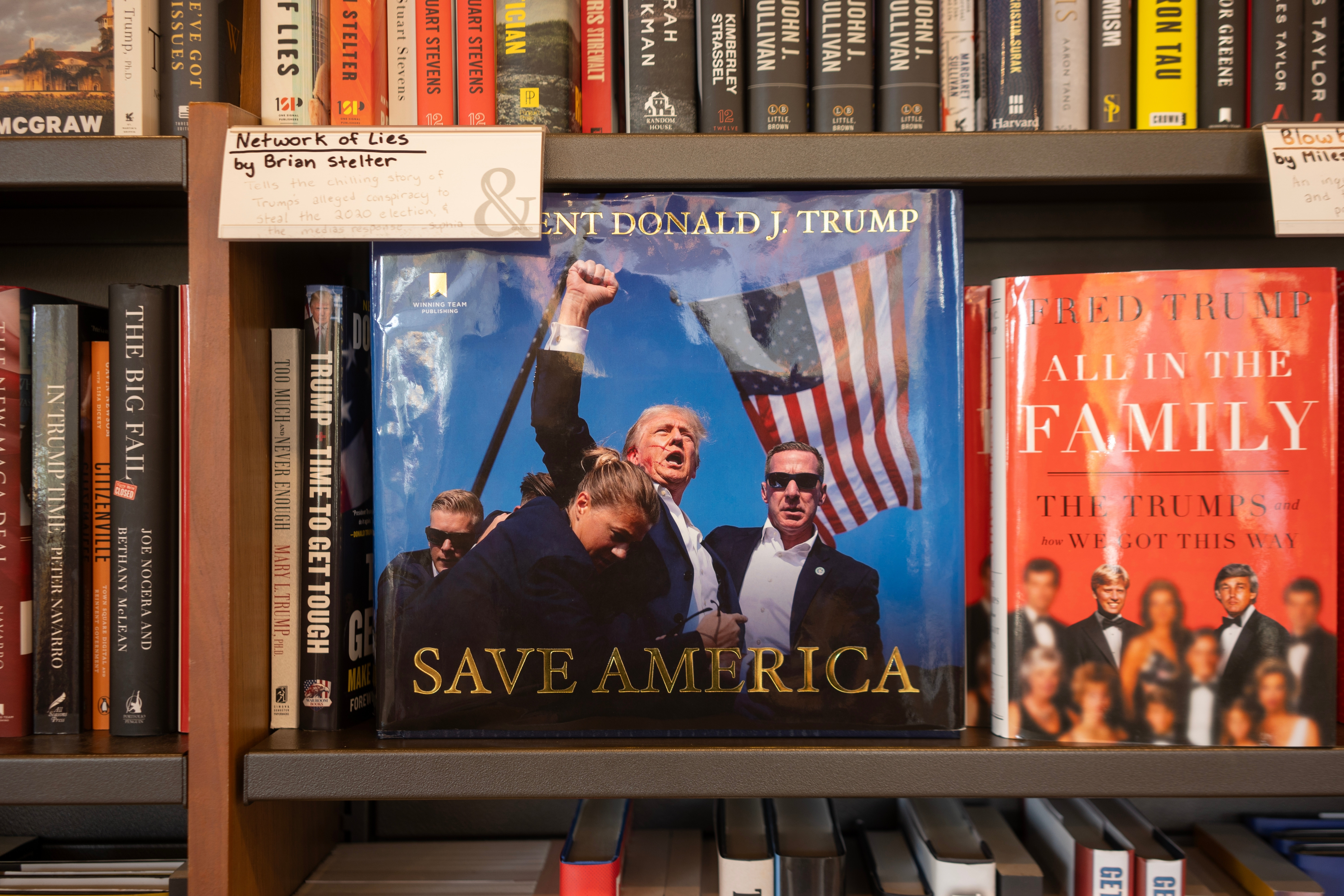 Vânzările de cărţi despre Donald Trump, în creştere în Rusia