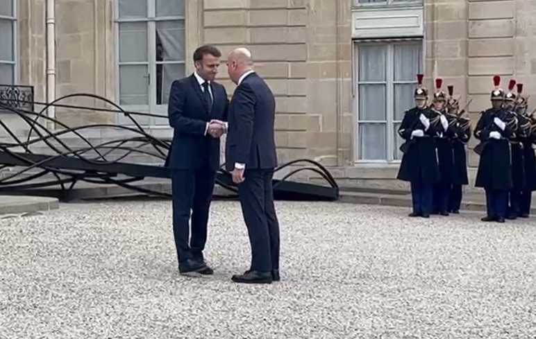 Preşedintele interimar Ilie Bolojan, primit de Emmanuel Macron la Palatul Elysee