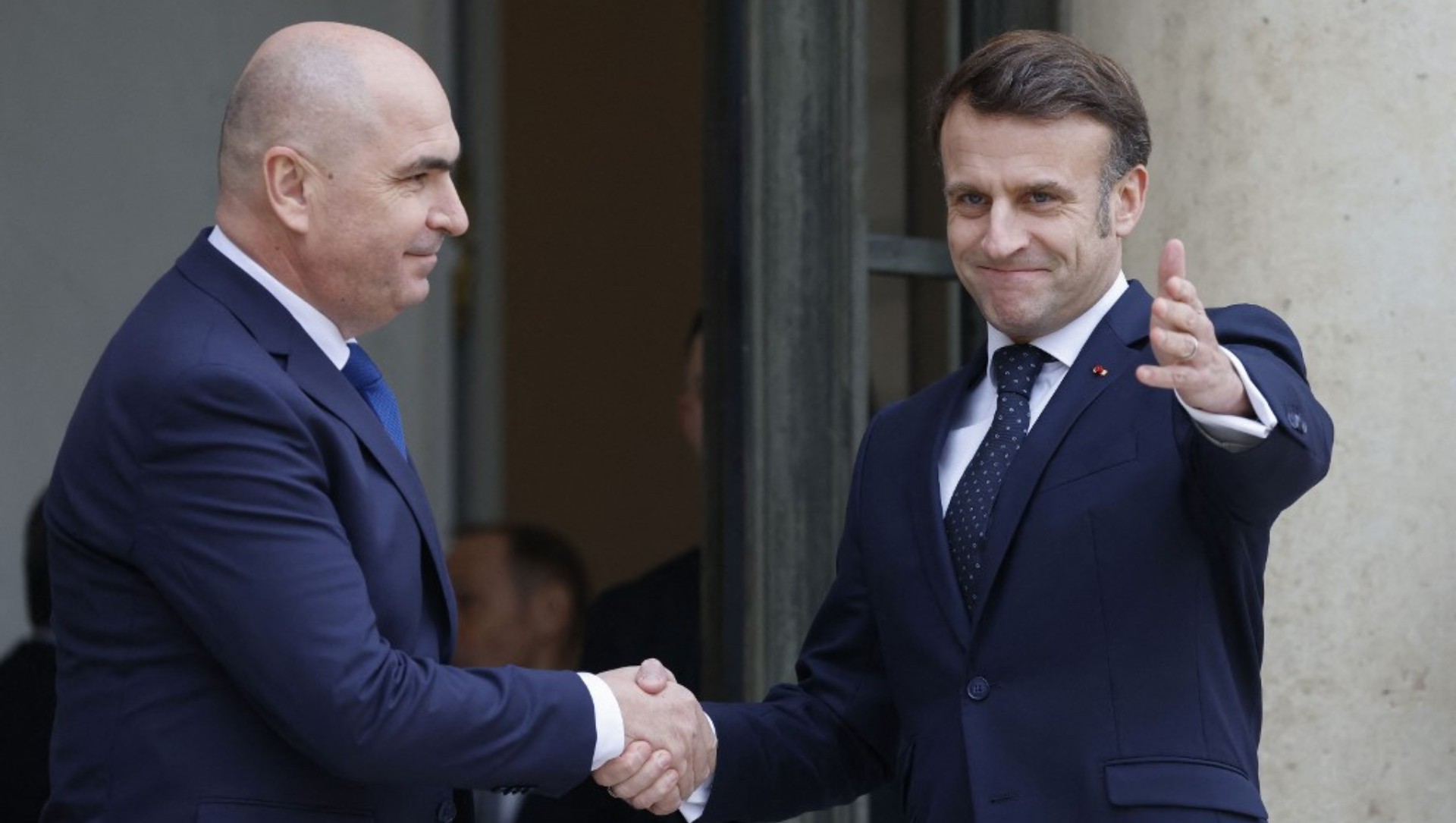 Situație inedită la al doilea summit de la Paris. De ce a fost Bolojan singurul președinte care i-a strâns mâna lui Macron