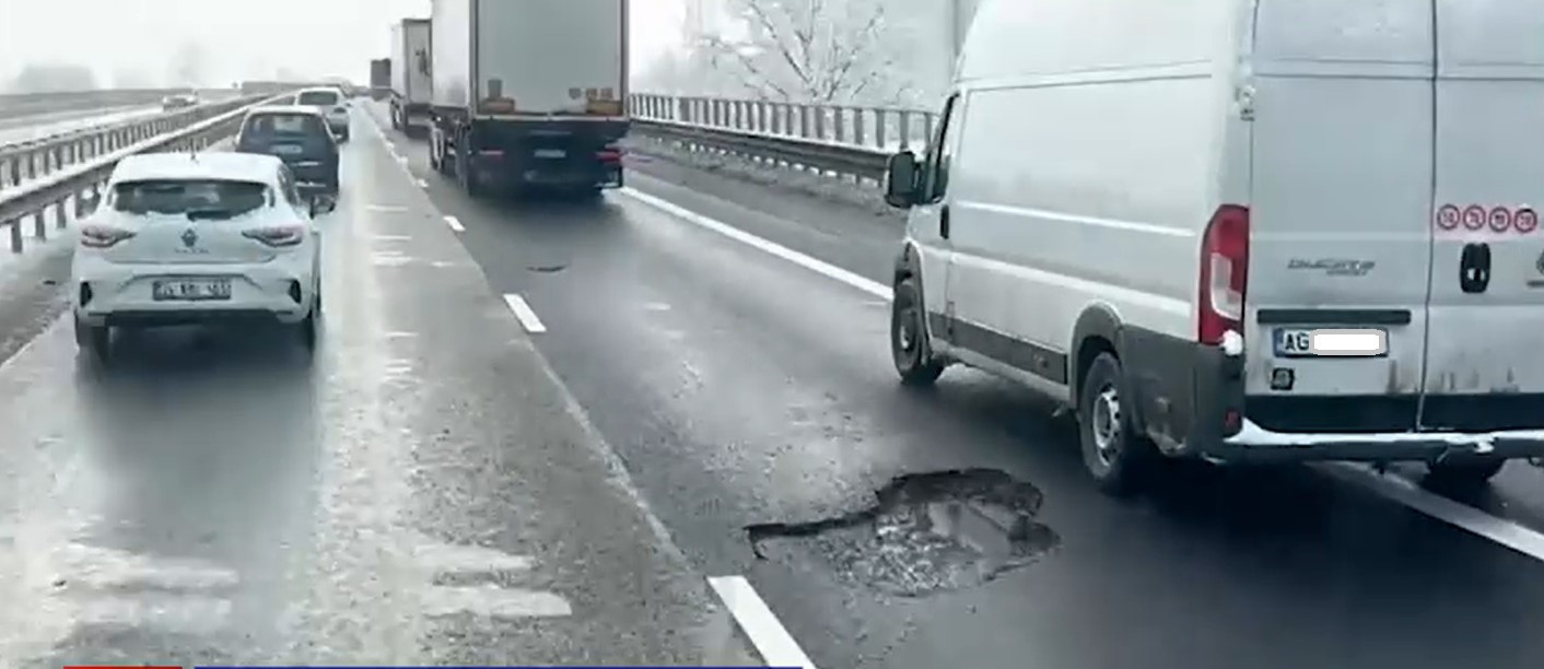 „Ca după bombardament”. Pe Autostrada A1 București-Pitești au apărut cratere după ninsori. Zeci de mașini, avariate