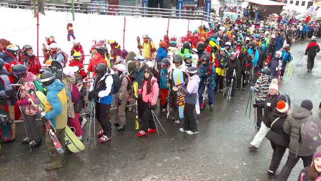 Poiana Brașov, aglomerată în vacanța elevilor. Oamenii au așteptat și o oră la coadă