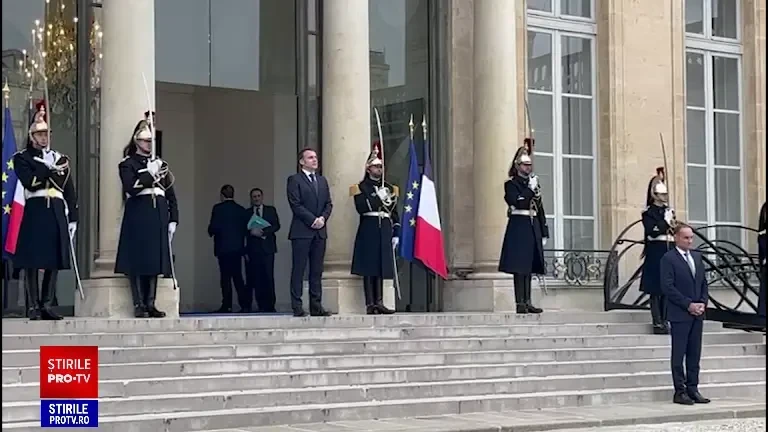 Preşedintele interimar Ilie Bolojan, primit de Emmanuel Macron la Palatul Elysee
