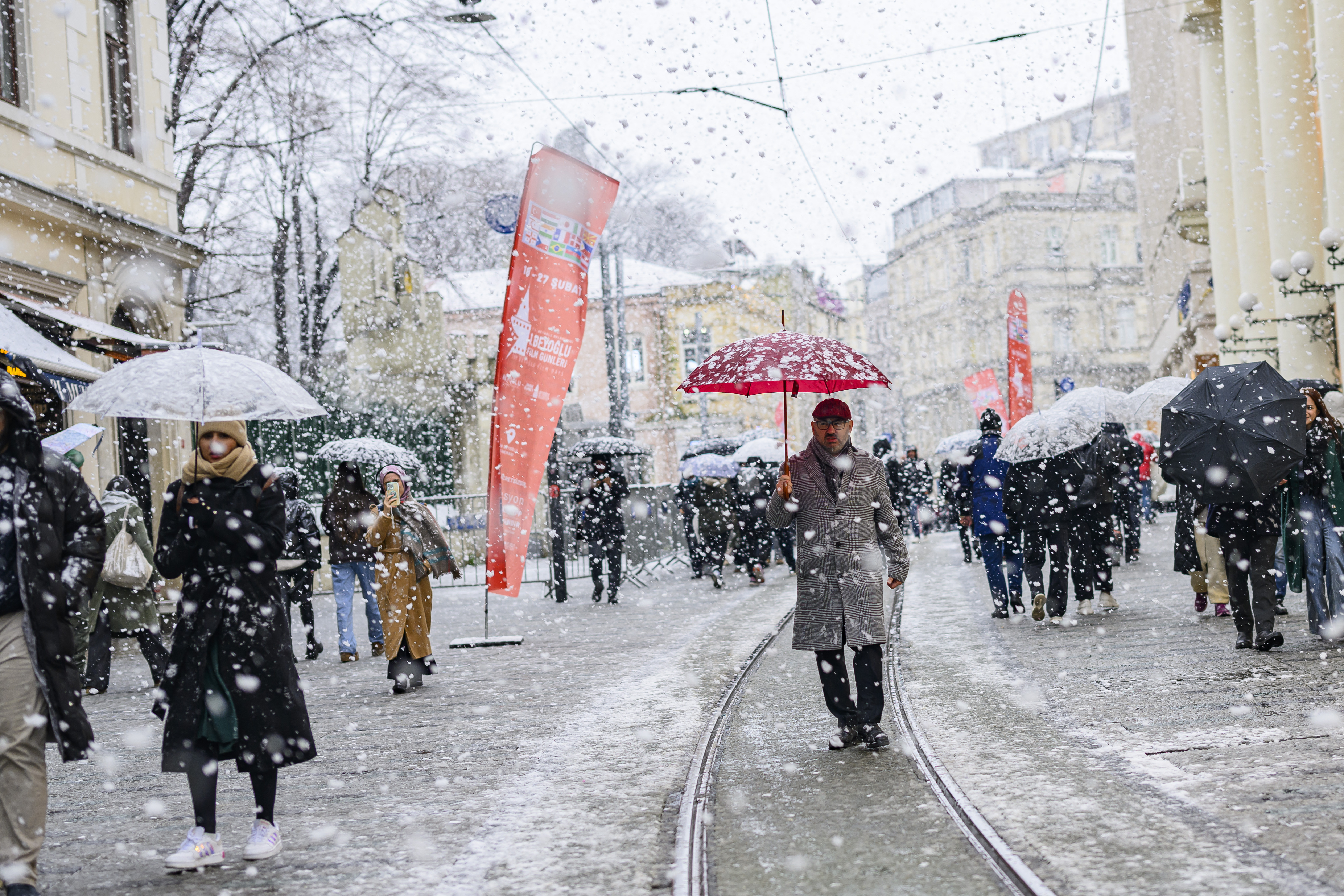 Căderi masive de zăpadă în Turcia. Turkish Airlines a anulat aproape 200 de zboruri. VIDEO