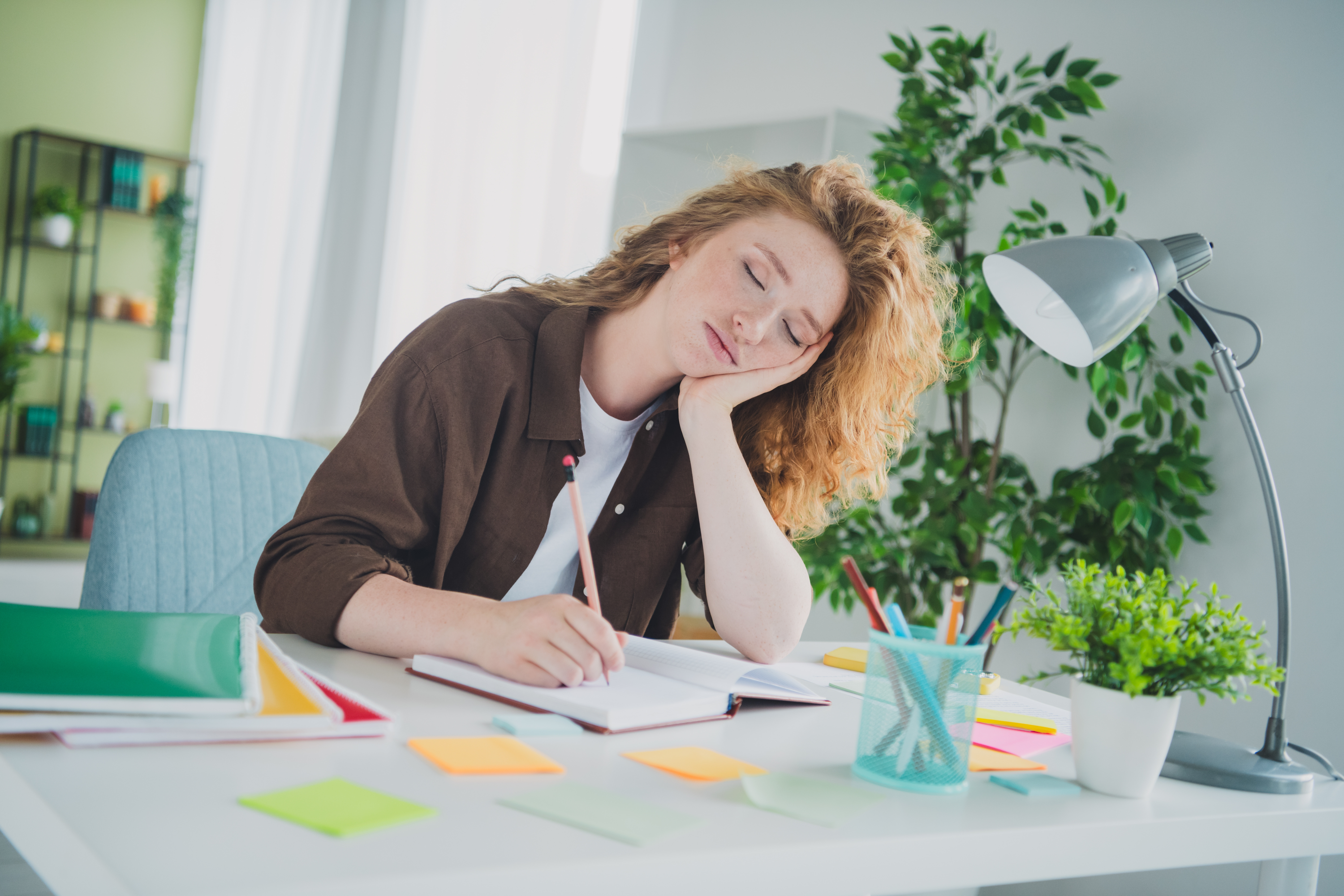 De ce ni se face somn după ce mâncăm. Explicația medicilor