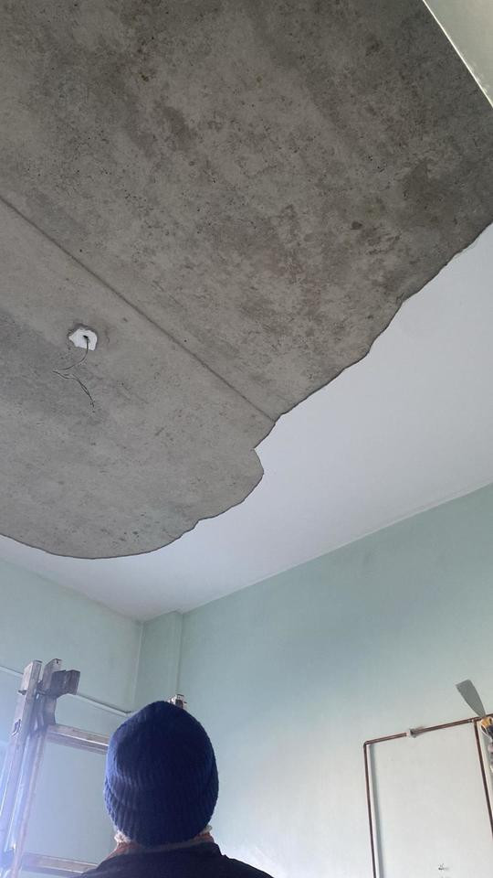 Tavan căzut în Secţia de Boli Infecţioase a Spitalului Judeţean Focşani. În salon erau două persoane, mamă şi copil. FOTO