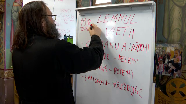 Valul de ger, combătut cu fapte bune. Preotul Dan Damaschin transportă zilnic lemne pentru persoanele care nu și le permit