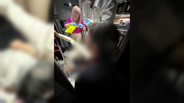 Intervenție la 10.000 de metri altitudine pentru 2 medici români care zburau spre Cuba. Unui bărbat i s-a făcut rău în avion