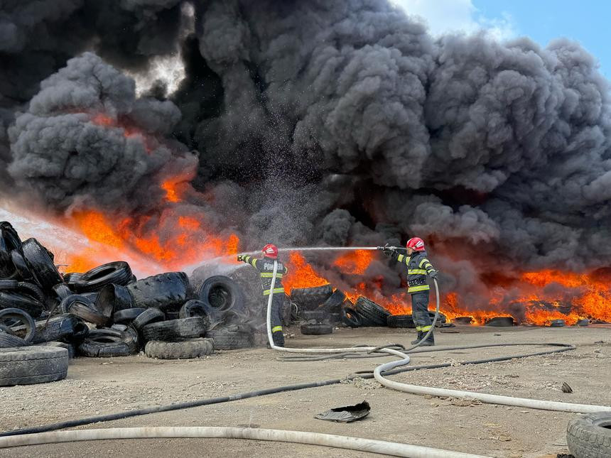 Incendiu puternic la un depozit de anvelope uzate din Tulcea. A fost emis mesaj RO-Alert