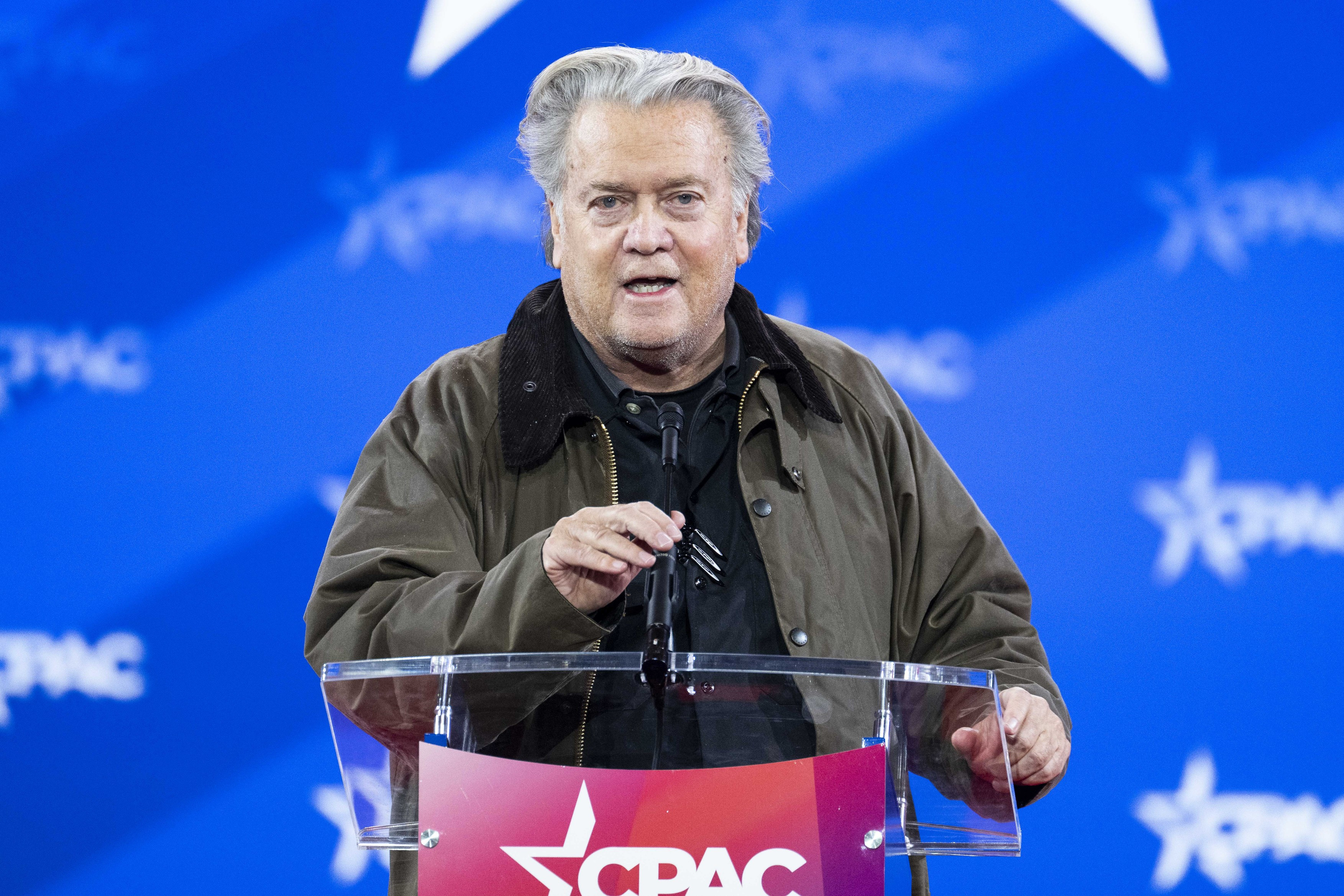 Steve Bannon îi cere lui Trump să rămână într-un al treilea mandat. Ideologul a făcut salutul nazist la conferința CPAC