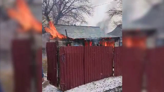 Două fetițe salvate din flăcări de mama lor. Familia cu cinci copii a rămas fără casă în plin ger. „Am spart geamul”