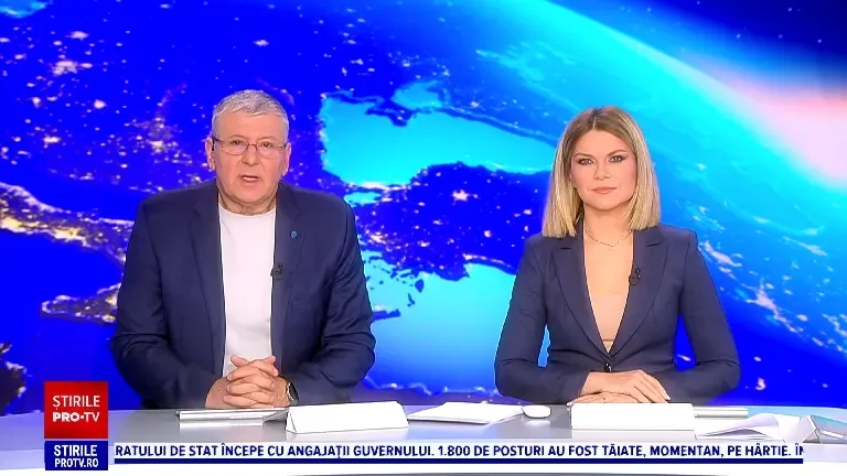 Două lebede care își fac veacul pe un lac din județul Timiș au rămas blocate în apa înghețată