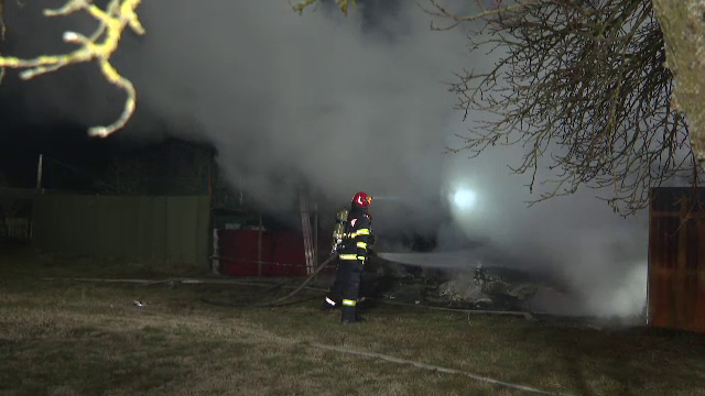 Un incendiu a distrus complet o casă, lângă Timișoara. Bărbatul care locuia în ea este dispărut și are telefonul închis