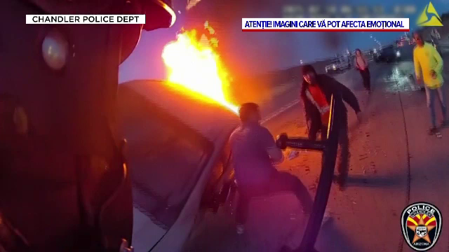 Momentul în care un polițist și un pompier salvează o femeie dintr-o mașină în flăcări, în Arizona