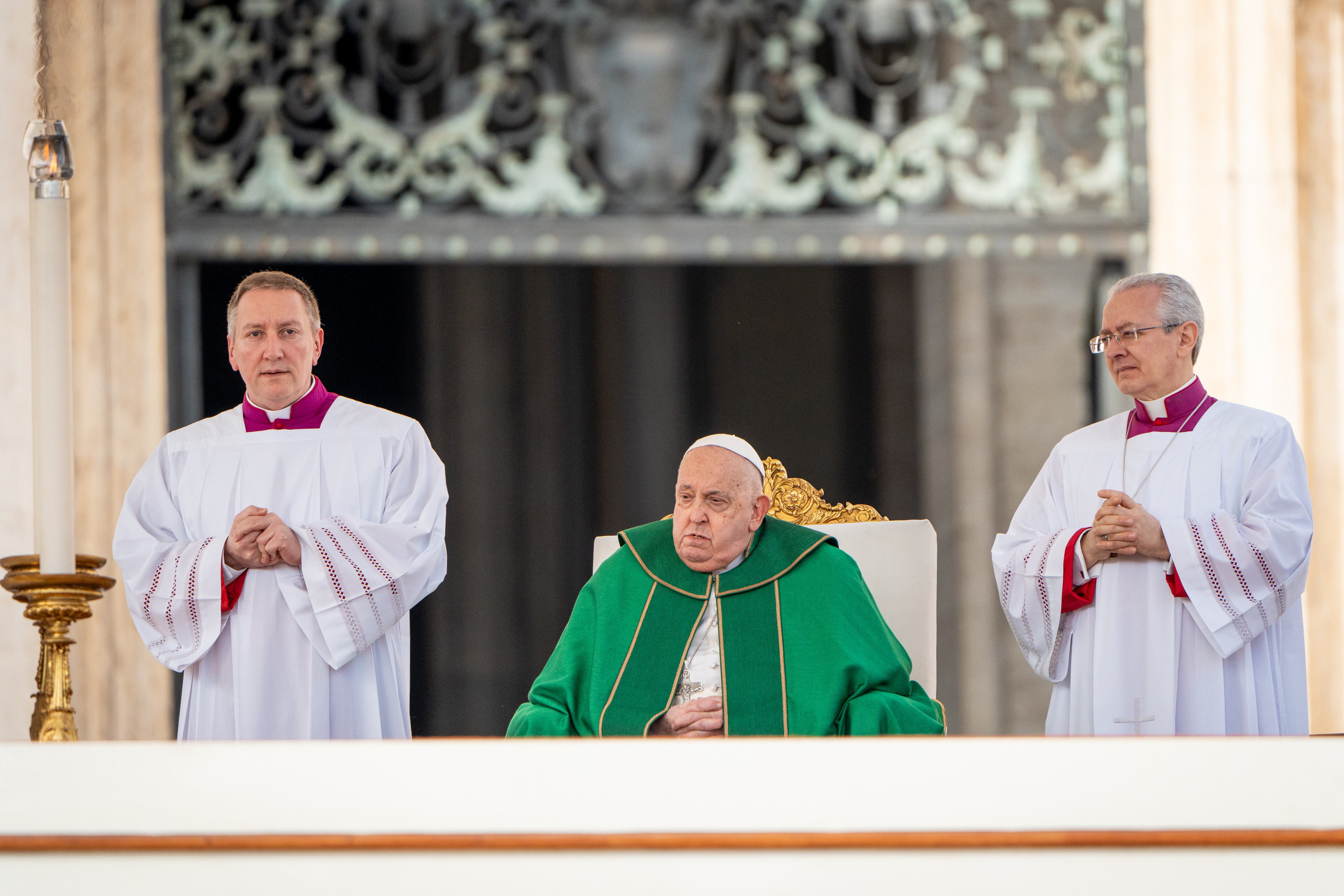 Starea de sănătate a Papei Francisc s-a îmbunătățit, dar medicii rămân rezervați. Credincioșii se roagă pentru el