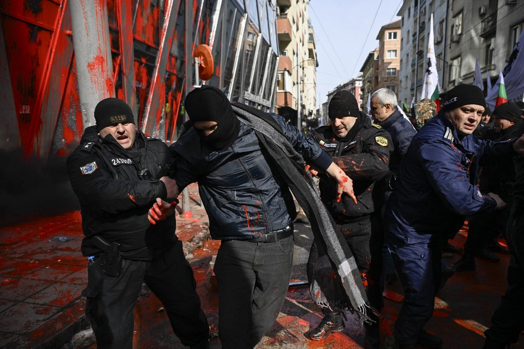 Biroul UE din Bulgaria, atacat cu cocktail Molotov de manifestanţi ai extremei drepte proruşi. Scene violente în Sofia