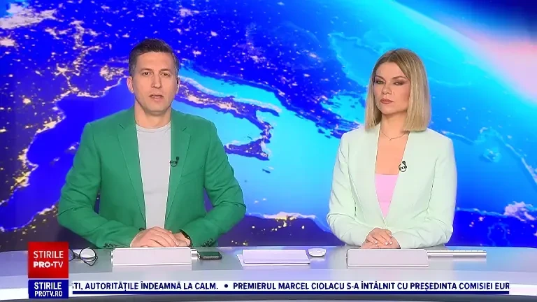 Momentul în care un polițist și un pompier salvează o femeie dintr-o mașină în flăcări, în Arizona