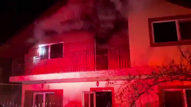 Trei frați s-au jucat cu focul în Botoșani, iar acum pagubele sunt însemnate. Mama i-a salvat și a făcut apoi atac de panică