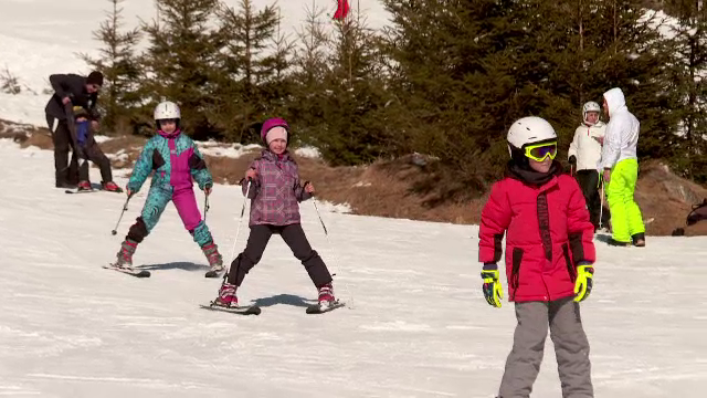 Pârtia de la Buscat, atracția perfectă de lângă Cluj. Cât plătesc cei care vor să învețe să schieze aici