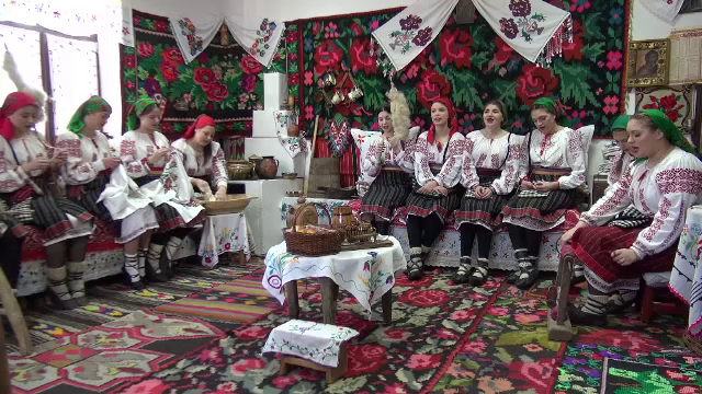 Tinerii din Neamț păstrează vii tradițiile bunicilor la șezătoarea de Lăsatul Secului: Să ducem mai departe aceste obiceiuri