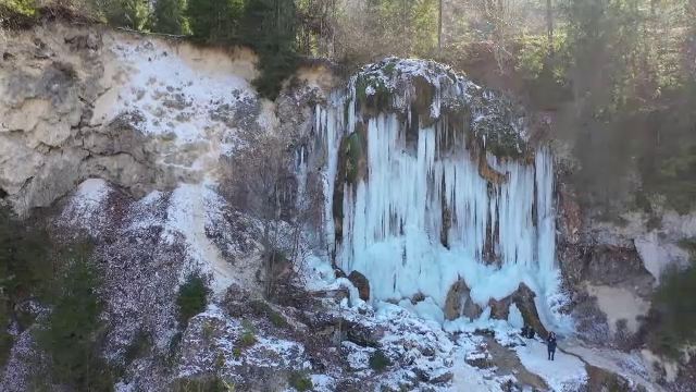 Imagini spectaculoase în Apuseni. Cascada de la Vidra s-a transformat într-o perdea albastră de gheață