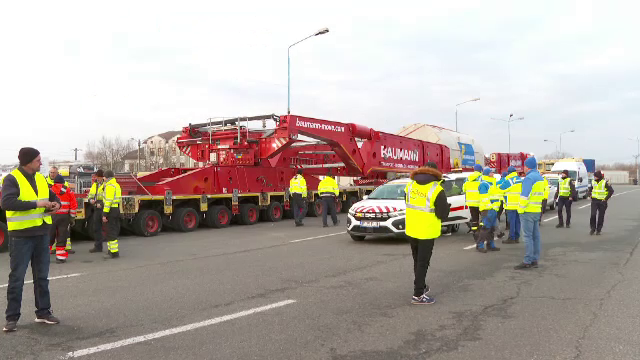 Transport agabaritic record în România. Un convoi de 788 de tone traversează țara din Nădlac spre Hunedoara
