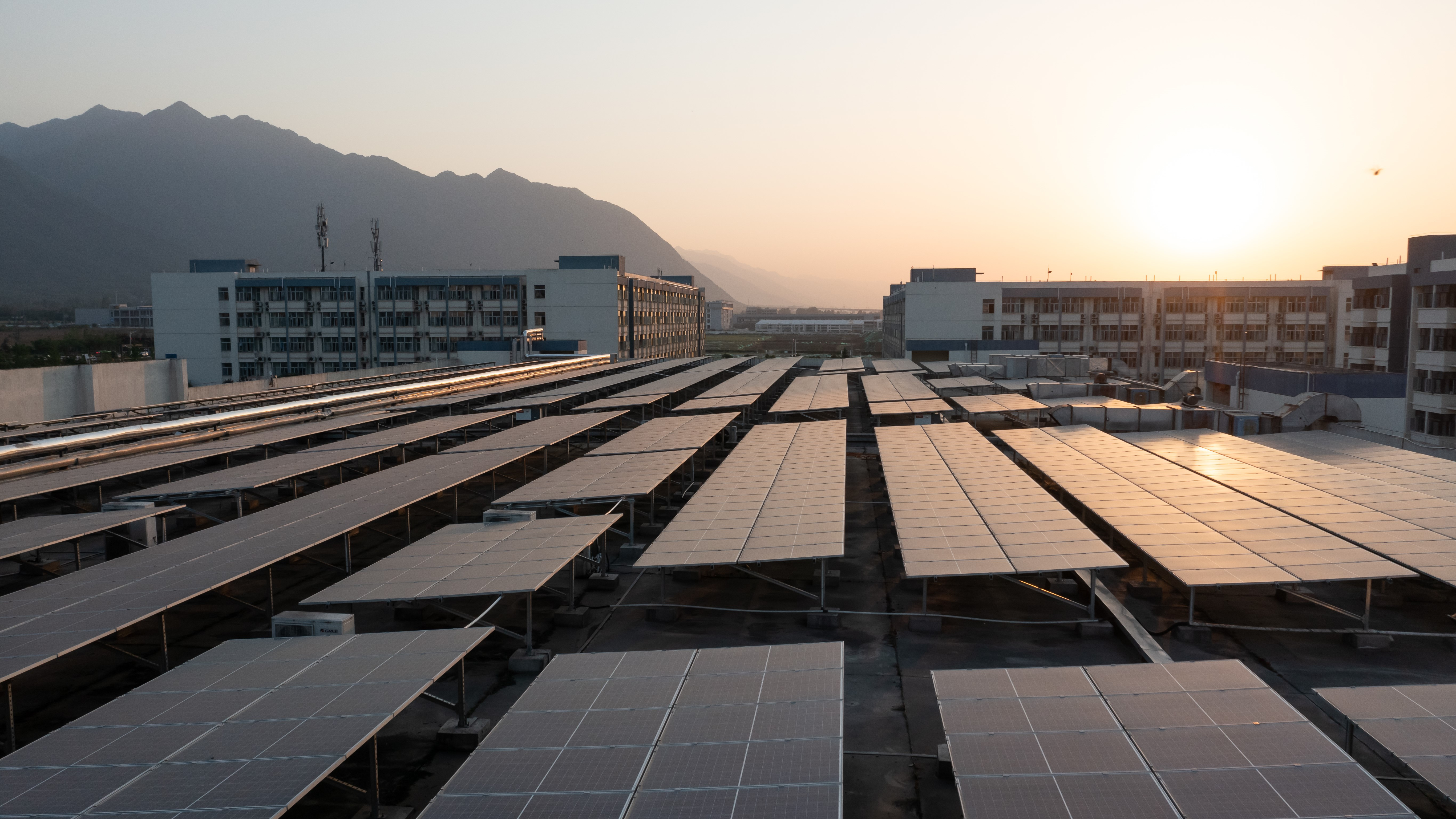 Proiect: Facturi mai mici la energie și panouri solare, chiar și la bloc. “Acum nu e un niciun beneficiu pentru locatari"