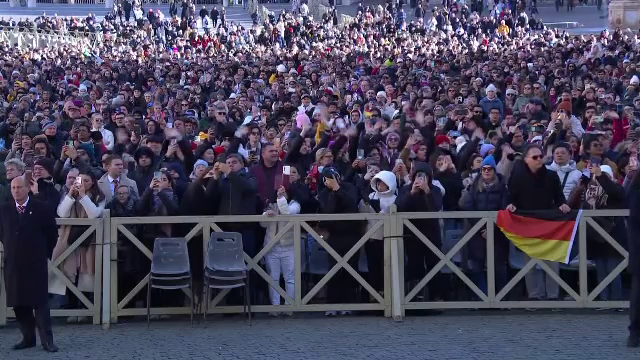 Oameni din toată lumea se adună în fața spitalului unde este Papa Francisc pentru a se ruga. Prognosticul este rezervat