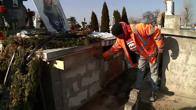 Morminte profanate în Dolj. Hoții au furat mii de lei din sicrie și și-au ascuns urmele. „Cineva cunoscut de a venit”