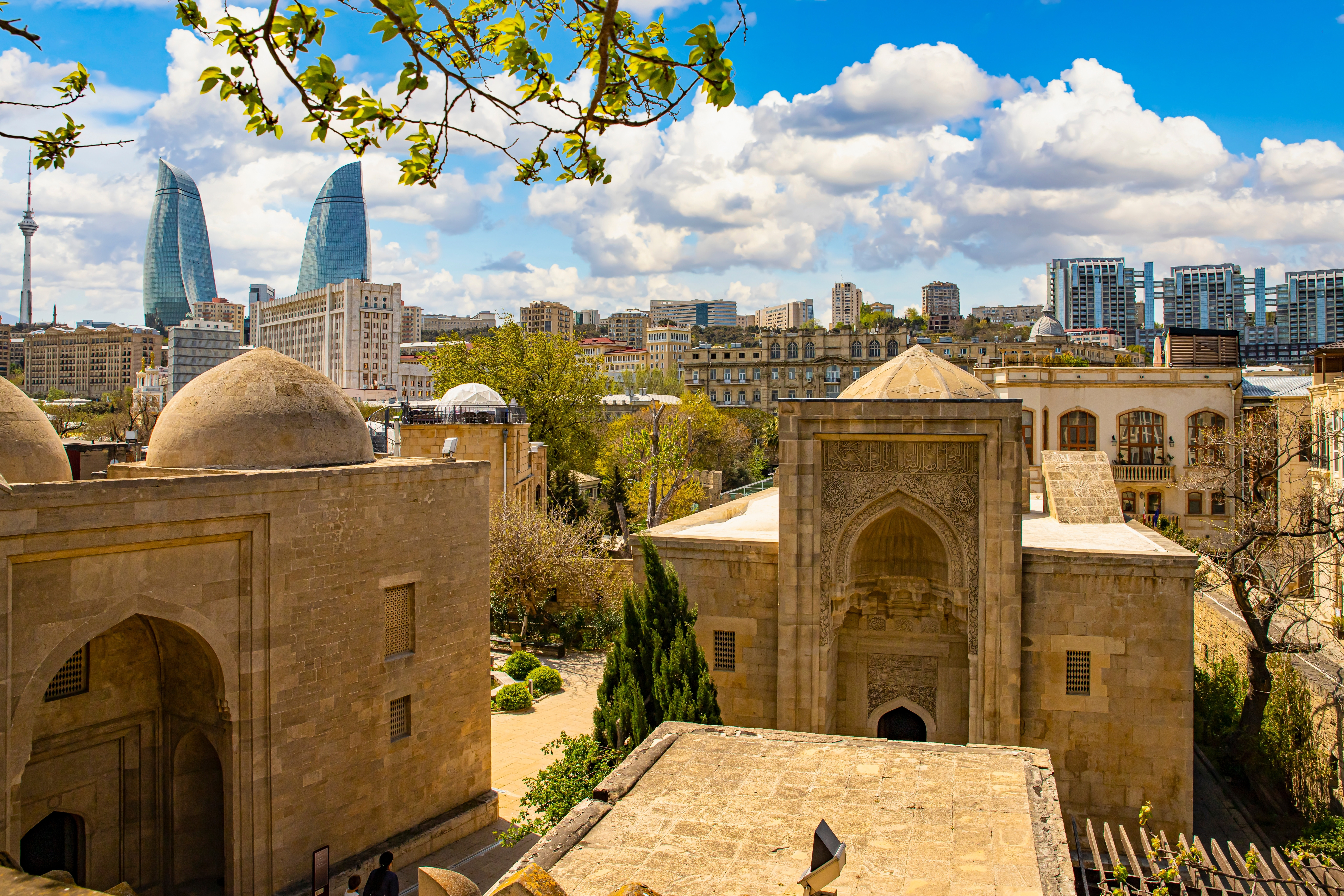 Baku - Azerbaidjan. De la obiective turistice până la transport și mâncăruri pe care să nu le ratezi dacă ajungi aici