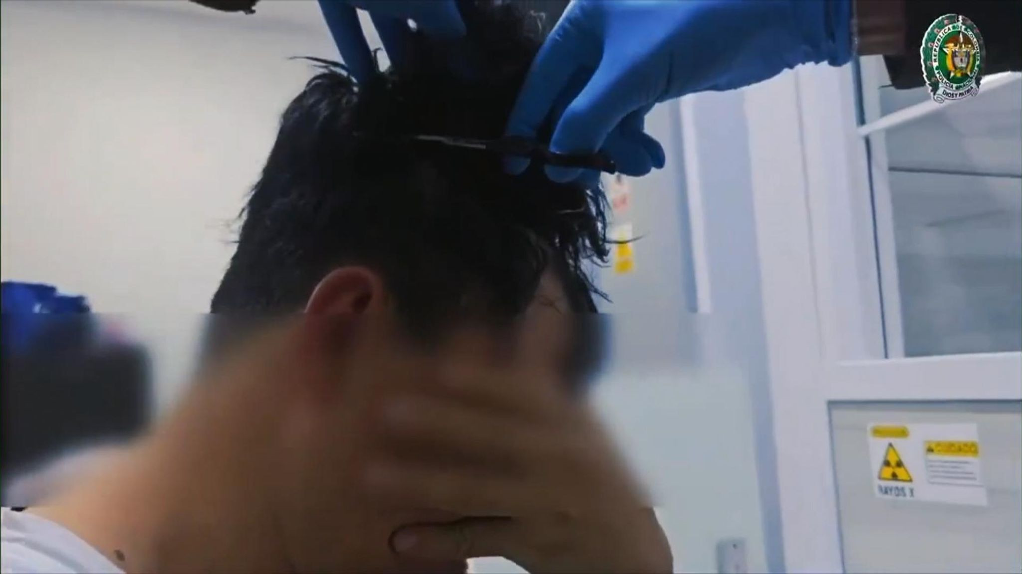 Un bărbat a fost arestat după ce polițiștii au făcut o descoperire de 10.000 € sub peruca sa, în Columbia. VIDEO