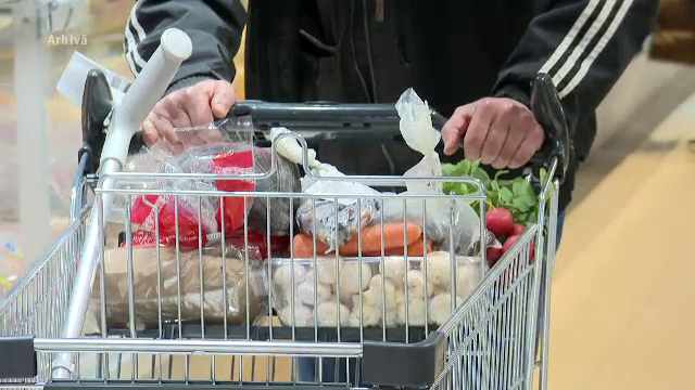 Cardurile de fidelitate au devenit indispensabile pentru români. Unele produse sunt și de două ori mai scumpe fără card