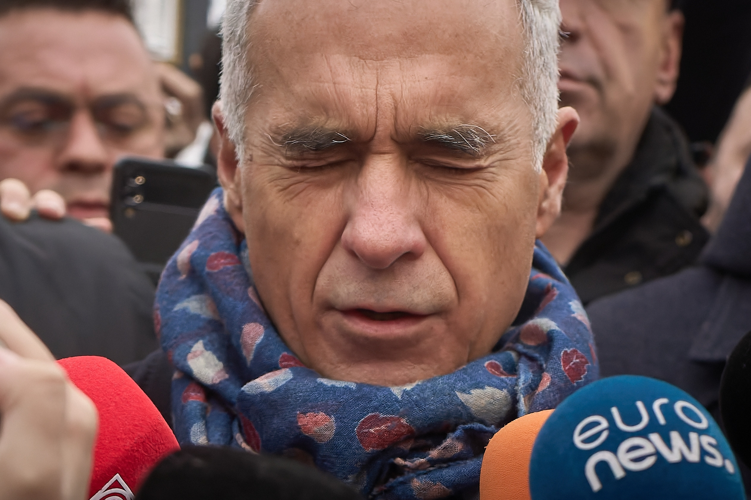 Politico: Poliția română l-a trimis la audieri pe favoritul electoral Călin Georgescu