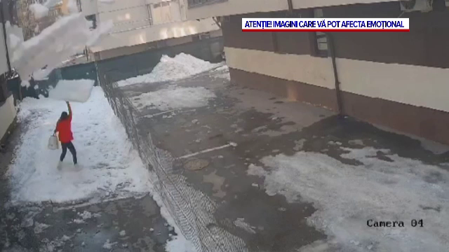 Momentul în care femeia omorâtă de gheață în Chiajna a fost lovită de bucata uriașă căzută de pe acoperiș. VIDEO tulburător