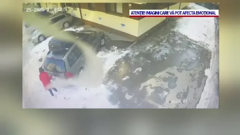 Momentul în care femeia omorâtă de gheață în Chiajna a fost lovită de bucata uriașă căzută de pe acoperiș. VIDEO tulburător