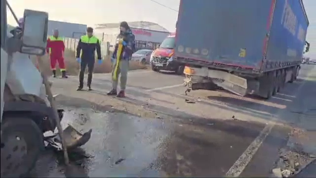 Accident grav în Dolj, pe DN6. Trei persoane rănite după ce o dubiță a intrat într-un TIR