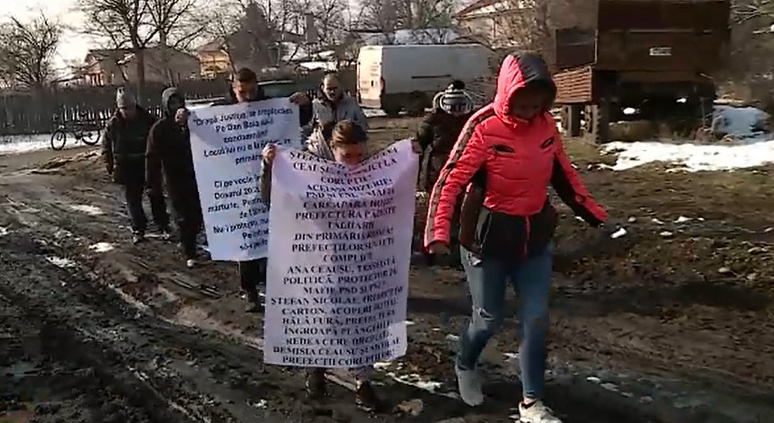 Oamenii dintr-o comună din Olt cer drumuri asfaltate. Mașinile rămân împotmolite în noroi și sunt scoase cu tractorul