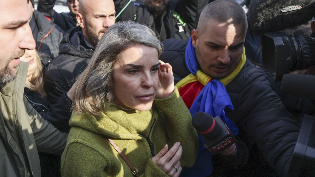 Cristela Georgescu, la ieșirea de la DIICOT: „Dosarul este o uneltire. Călin nu a înșelat, Călin a fost înșelat”